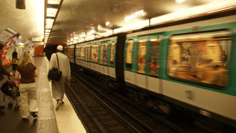 the metro in paris carries over 4 million passengers every day