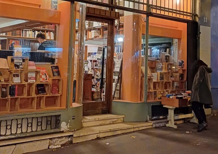 the red wheelbarrow bookshop in paris