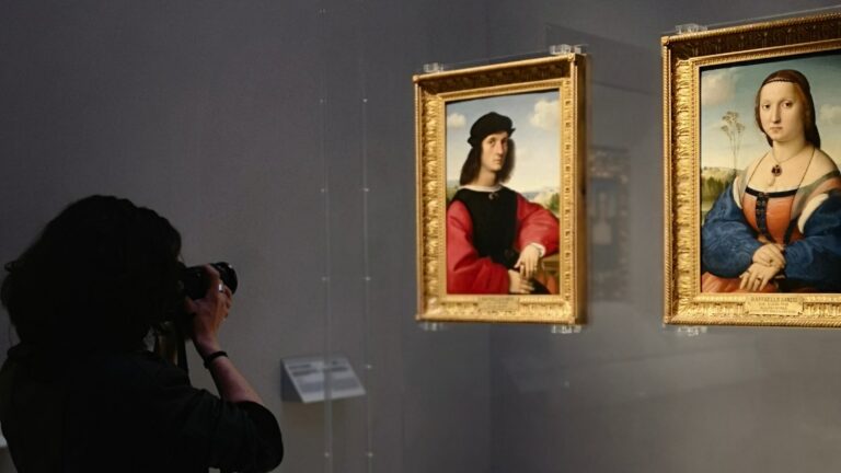 raphael portraits in the uffizi gallery in florence