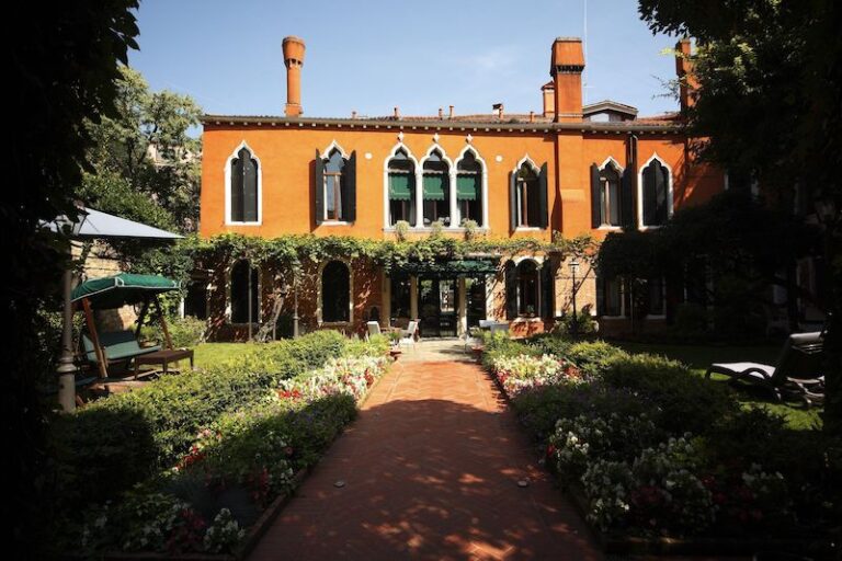 The peaceful garden of Villa Maravege in dorsoduro